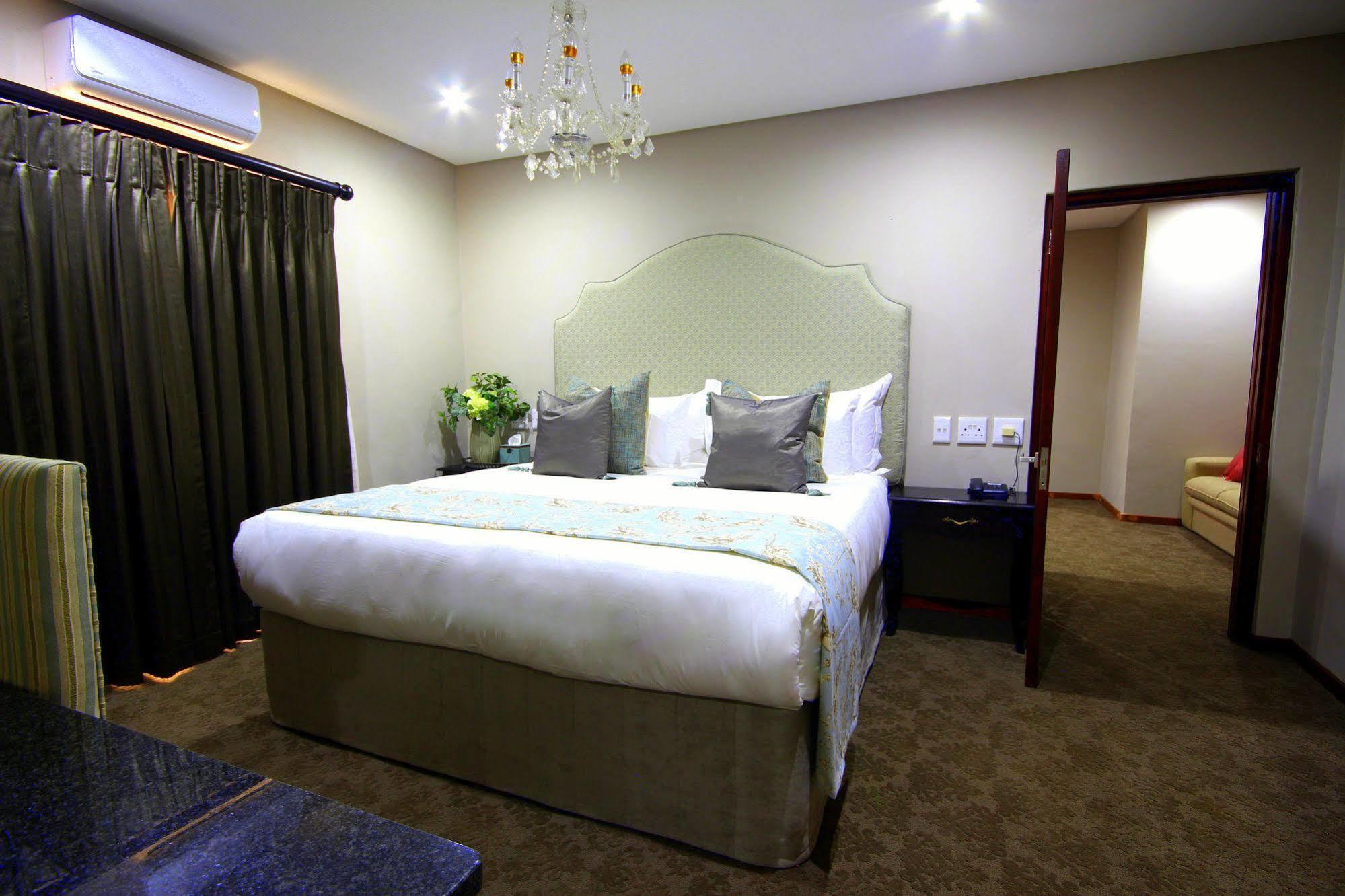 ลา วิลลา วิตา เนลสปรุท Hotel Mbombela ภายนอก รูปภาพ